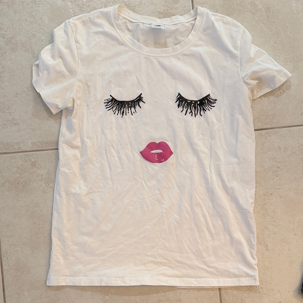 Women's Graphic Tee with Eyelash and Lip Print